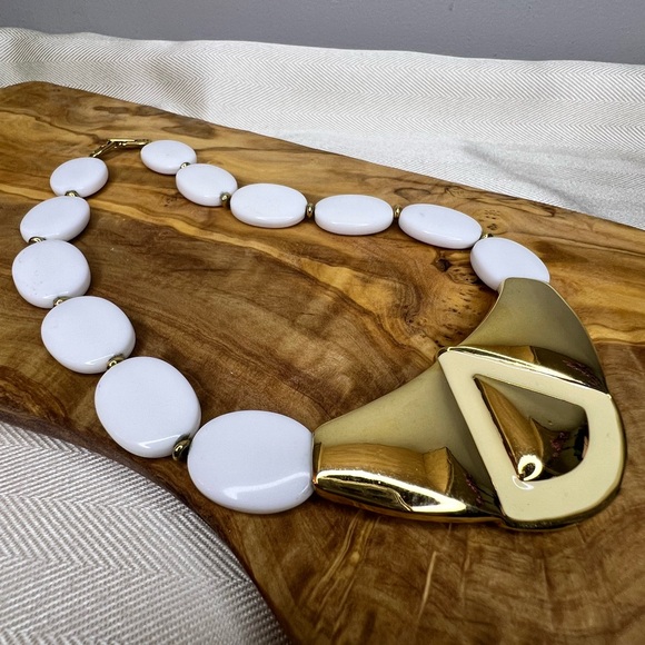 NAPIER Vintage White Lucite and Gold Tone Mid-Century Modern Choker Necklace - Picture 7 of 7
